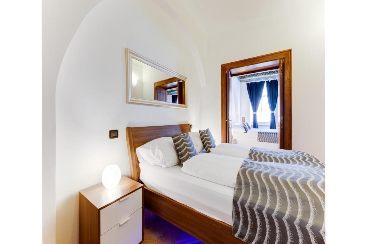 Charles Bridge Royal Apartments - Castle District Prag Exteriör bild